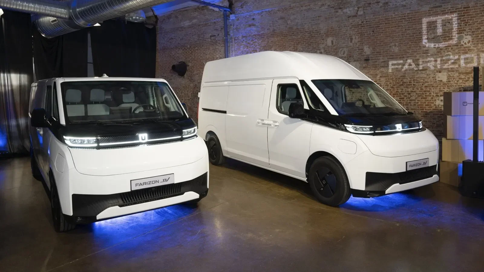 Dua van listrik putih Farizon EV dipamerkan, siap masuk pasar Indonesia.