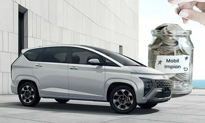 Mobil Hyundai baru dan celengan berisi koin bertuliskan "Mobil Impian".