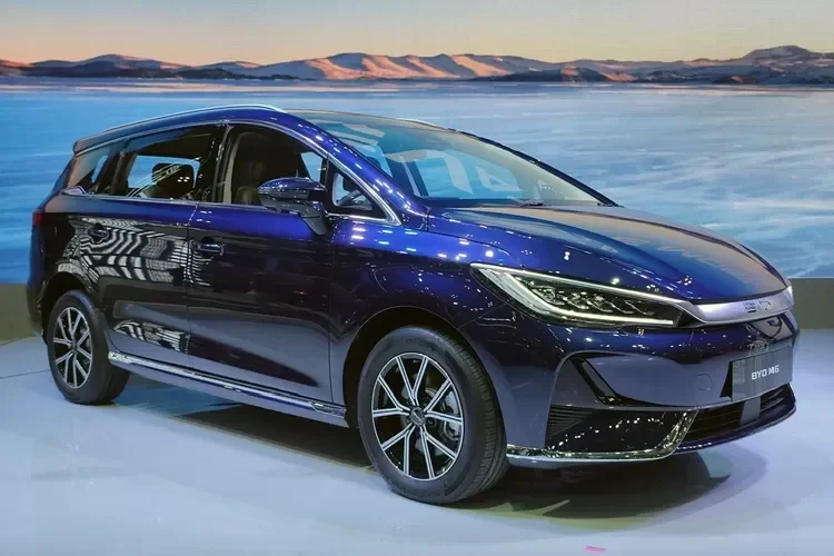 Mobil listrik BYD M6 berwarna biru, hadiah utama program loyalitas IM3.
