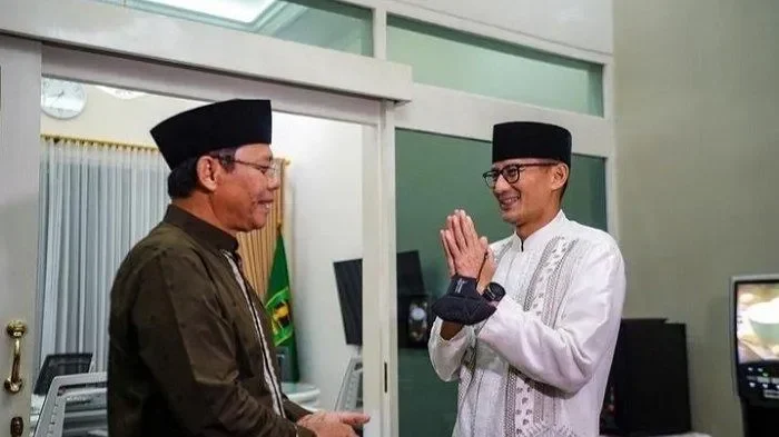 Muhammad Mardiono (kiri) bersama Sandiaga Uno tersenyum ramah saat berinteraksi.