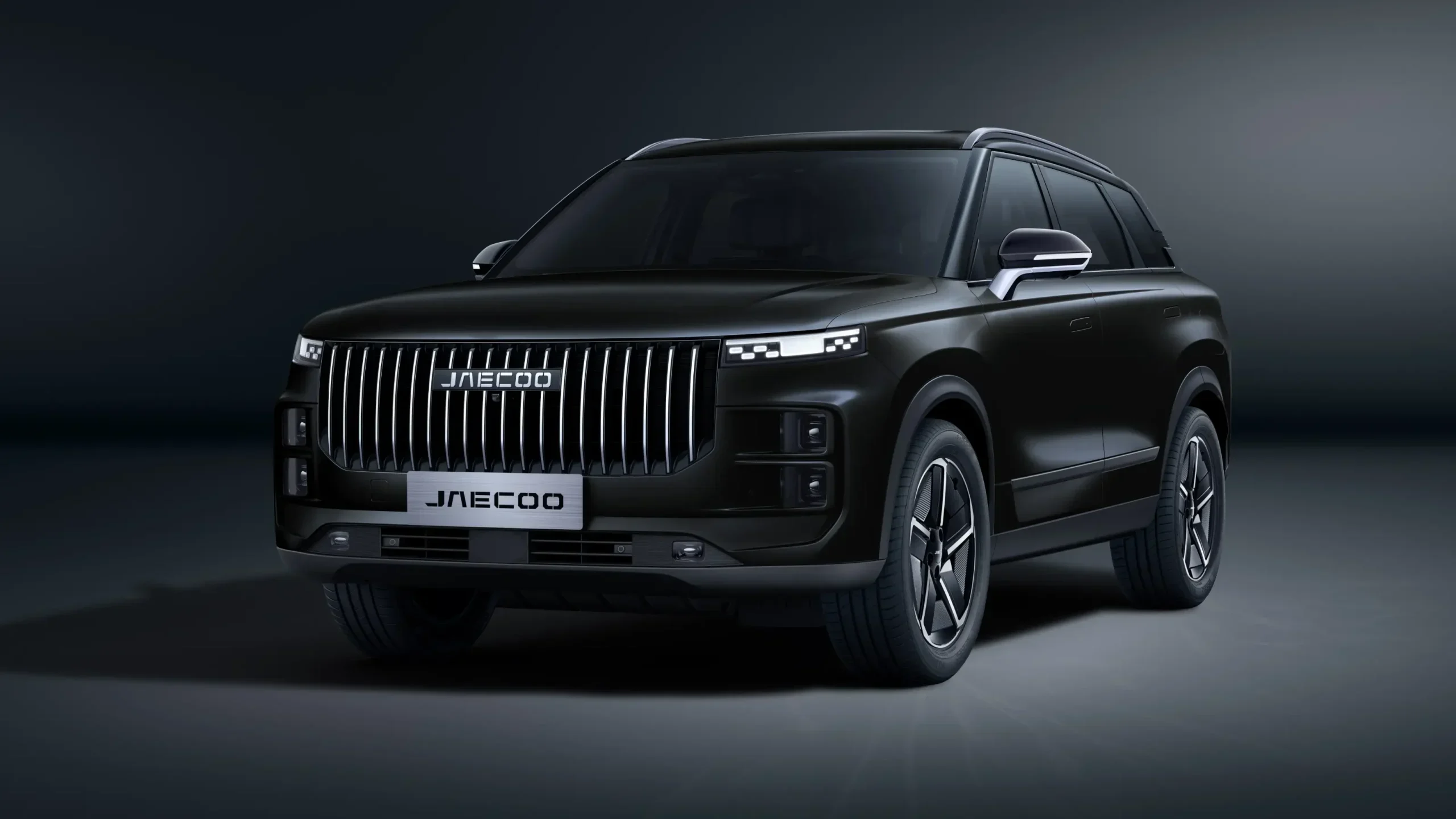 SUV Jaecoo J8 Ardis warna hitam dengan desain gril vertikal yang mewah.
