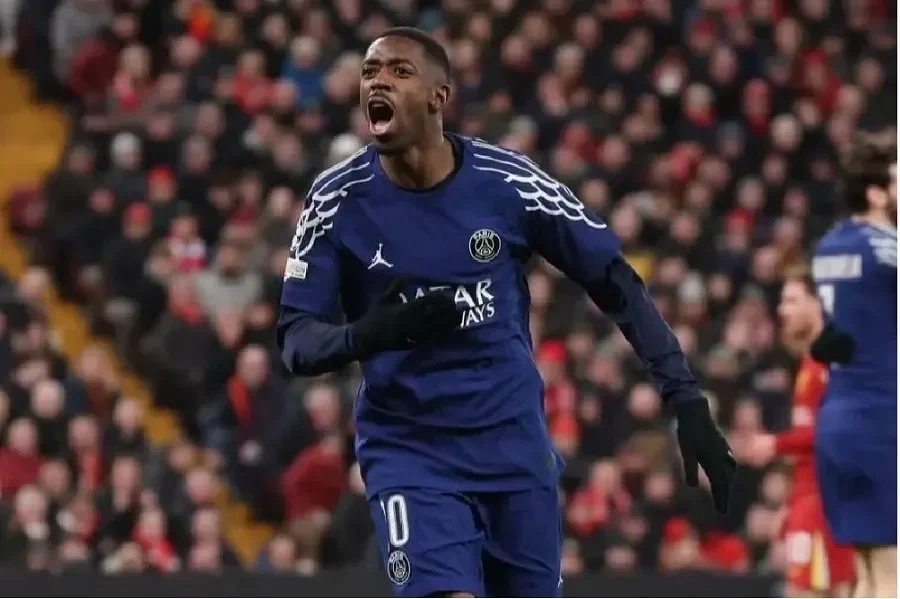 Ousmane Dembele, pemain PSG, merayakan kemenangan dengan ekspresi gembira di lapangan.