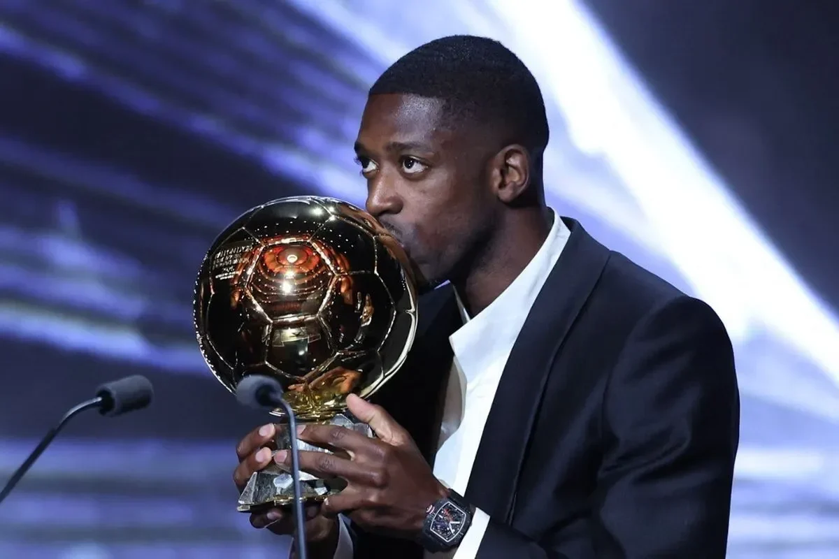 Ousmane Dembele mencium trofi Ballon d'Or 2025 yang diraihnya.