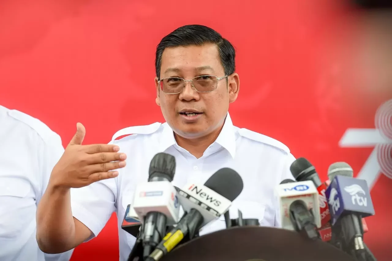 Menteri Hukum Supratman Andi Agtas berbicara di hadapan media tentang restrukturisasi dan transformasi BUMN.