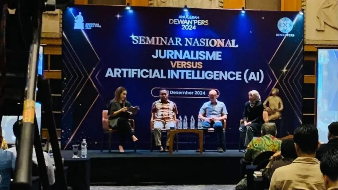 Panelis berdiskusi tentang jurnalisme dan AI pada Seminar Nasional Anugerah Dewan Pers 2024.