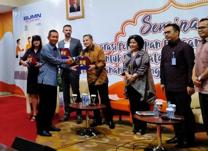 Serah terima simbolis dukungan beras fortifikasi Bapanas oleh berbagai pihak.