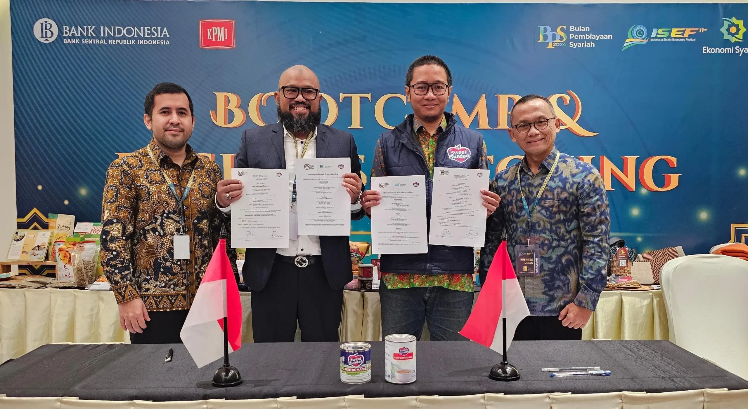 Pejabat BSI memegang dokumen kerjasama dengan UMKM di acara ekonomi syariah.