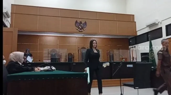 Nikita Mirzani di Pengadilan Negeri Jakarta Selatan dalam sidang yang memanas.
