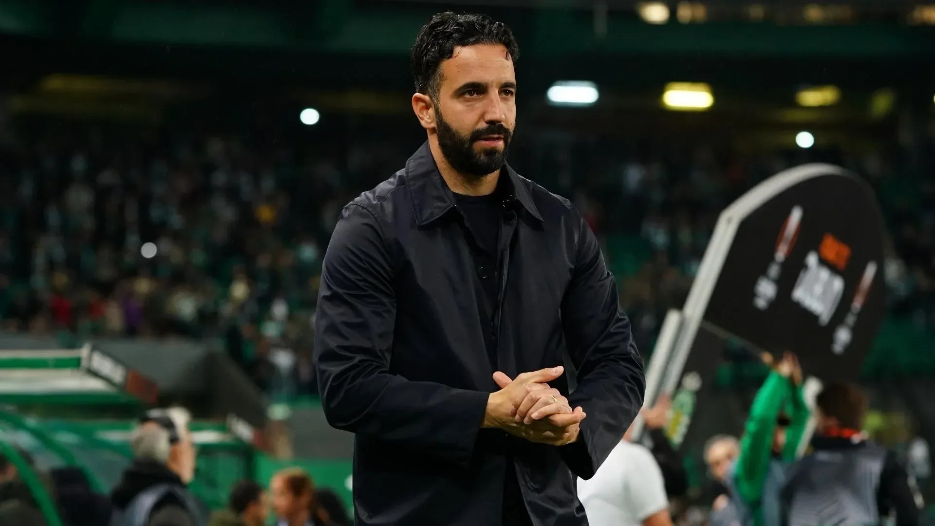 Pelatih Ruben Amorim tengah tegang di pinggir lapangan di tengah performa buruk Manchester United.