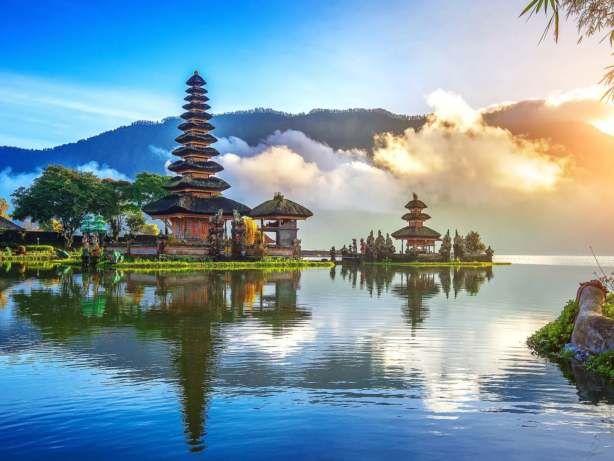 Pura Ulun Danu Beratan dengan pantulan di air saat matahari terbit.