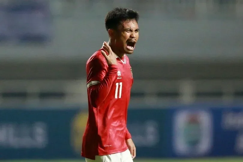 Arif Aiman Hanapi, bintang muda Malaysia, dalam momen emosional di lapangan mengenakan jersey merah.
