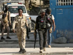 Sering Scrolling HP di Toilet? Awas, Wasir Mengintai Lebih Cepat!