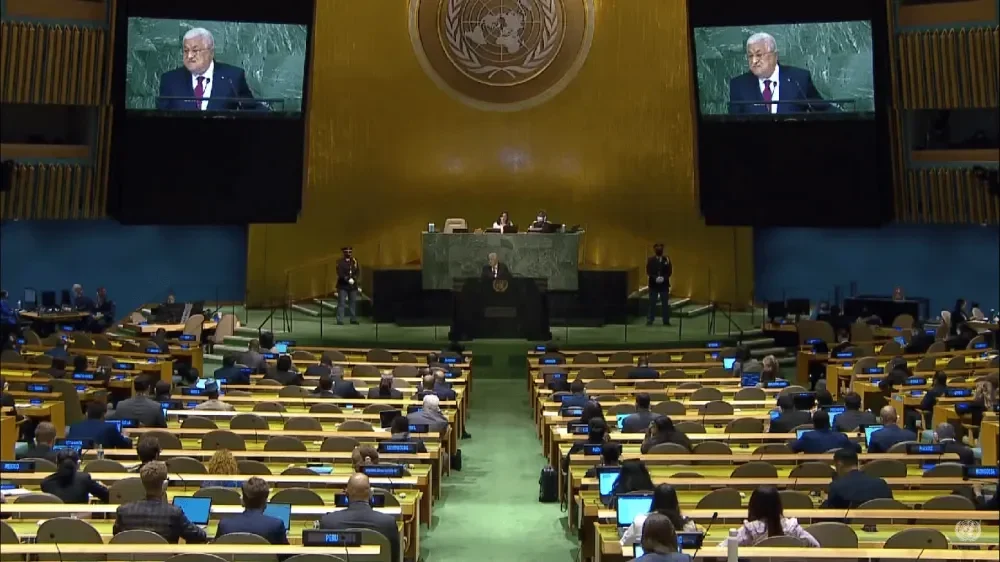 Sidang Majelis Umum PBB ke-80 di New York dengan layar menampilkan pemimpin negara.