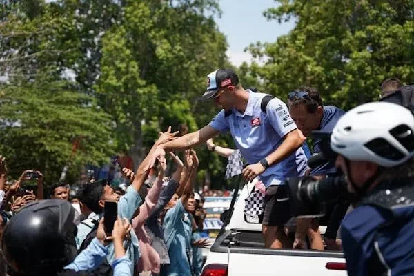 Pembalap MotoGP menyapa penggemar saat Riders Parade Mandalika 2025.