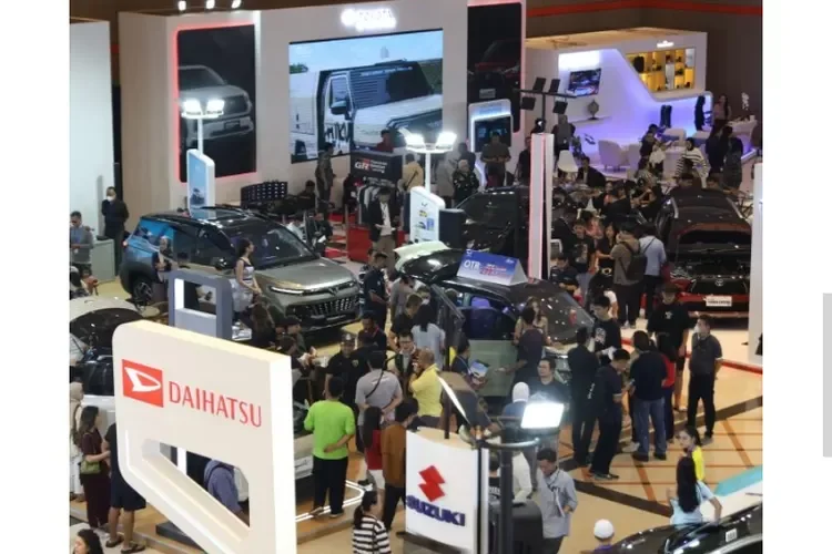Pameran otomotif ramai pengunjung dengan booth Daihatsu dan Suzuki.