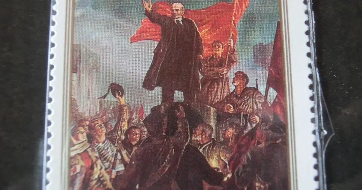 Ilustrasi Vladimir Lenin di atas massa dengan bendera merah, gaya Soviet.