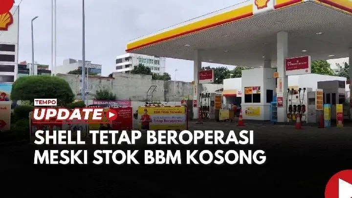 SPBU Shell terlihat kosong dengan latar belakang gedung dan rambu-rambu.