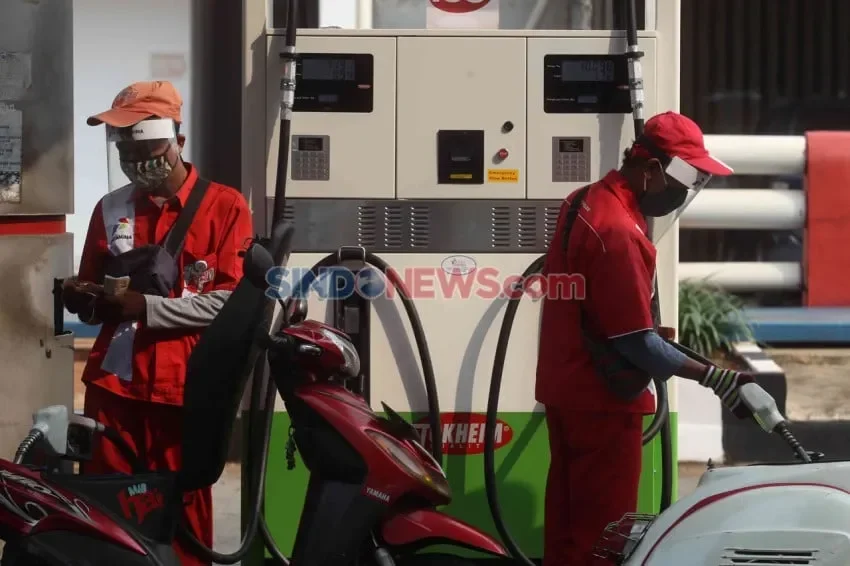 Petugas SPBU Pertamina melayani pengisian bahan bakar, di tengah isu kelangkaan BBM non-subsidi.