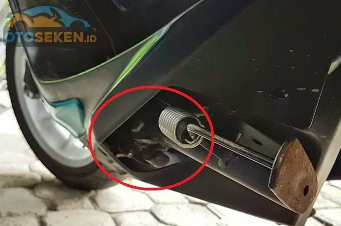 Detail standar samping motor matic dengan 'side stand switch' dalam lingkaran merah.