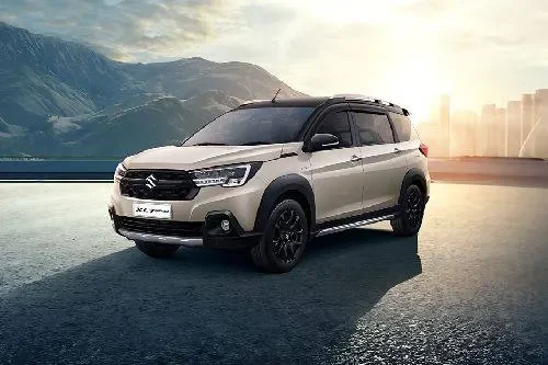 SUV Suzuki XL7 Hybrid Alpha dua warna krem-hitam, tampil gagah di lanskap alam dan kota.