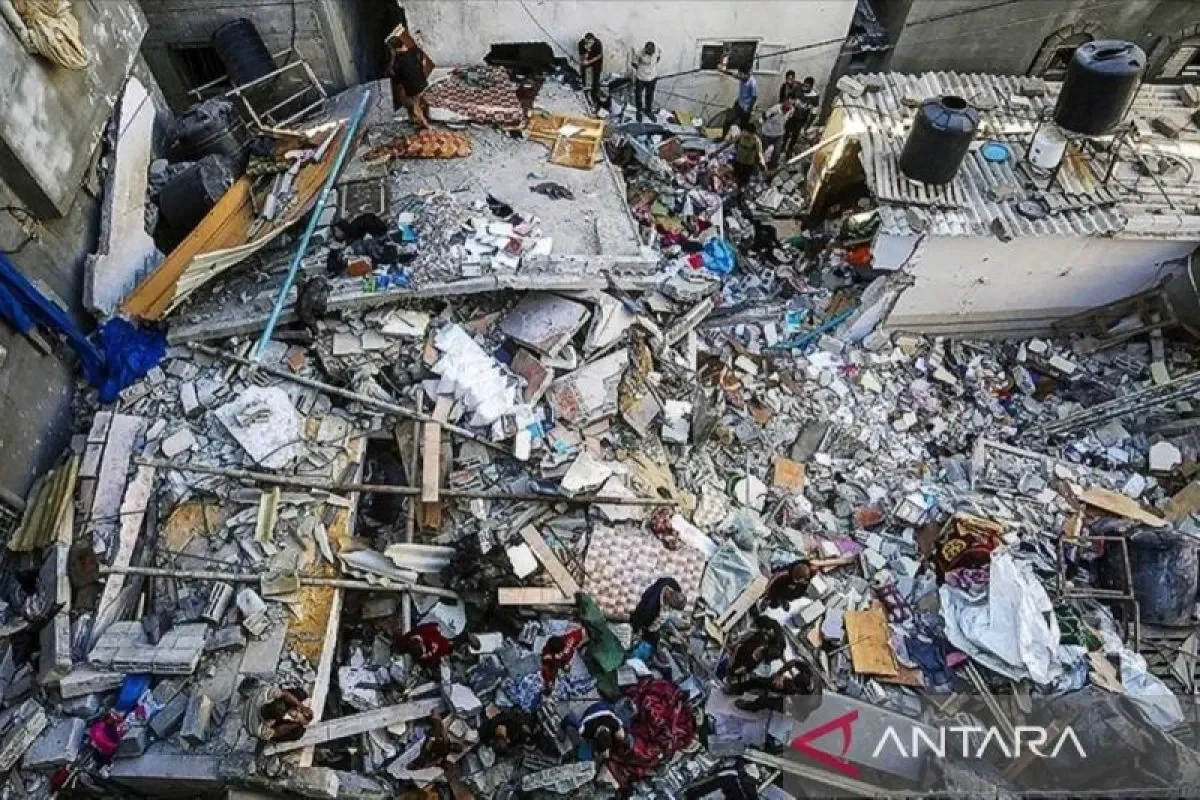 Sisa-sisa bangunan hancur dan puing-puing berserakan terlihat dari ketinggian.