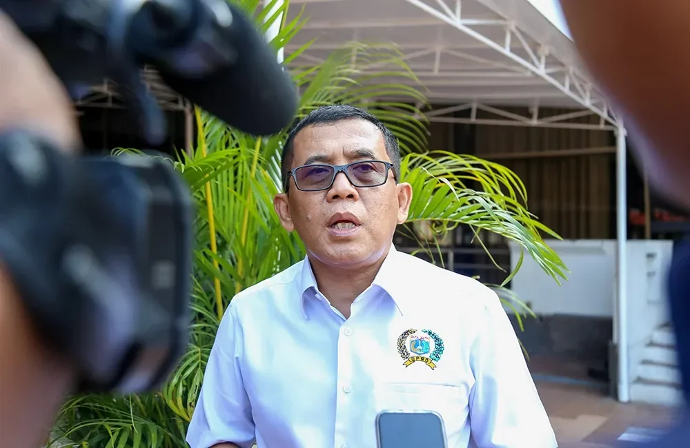 Ketua Pansus Perparkiran DPRD DKI Jakarta memberikan keterangan pers terkait temuan parkir liar.