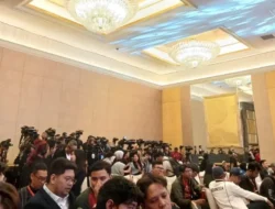 TERBONGKAR! Patrick Kluivert Ungkap Momen ‘Gila’ Perkenalan di Timnas Indonesia: Ratusan Kamera Bikin Syok!