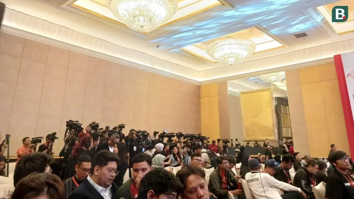 Wartawan dan kru kamera siap meliput acara perkenalan Patrick Kluivert sebagai pelatih Timnas Indonesia.