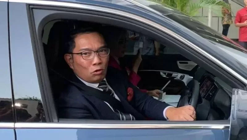 Ridwan Kamil terlihat di dalam mobil, sedang disorot dalam kasus korupsi dana BJB.