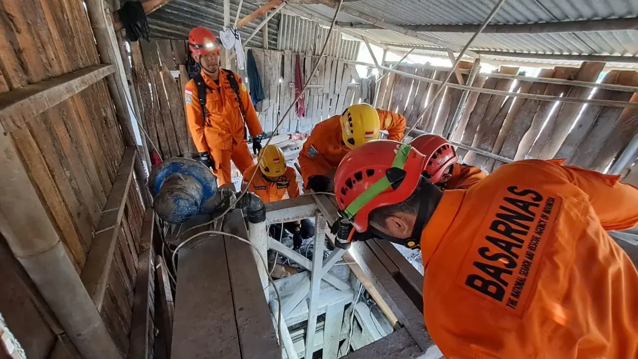 Tim SAR BASARNAS berjuang menyelamatkan tujuh pekerja tambang PT Freeport Indonesia yang terjebak.