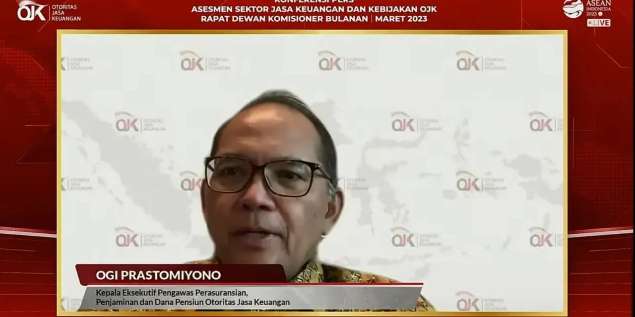 Ogi Prastomiyono, Kepala Eksekutif Pengawas OJK, berbicara dalam konferensi pers terkait sektor keuangan.