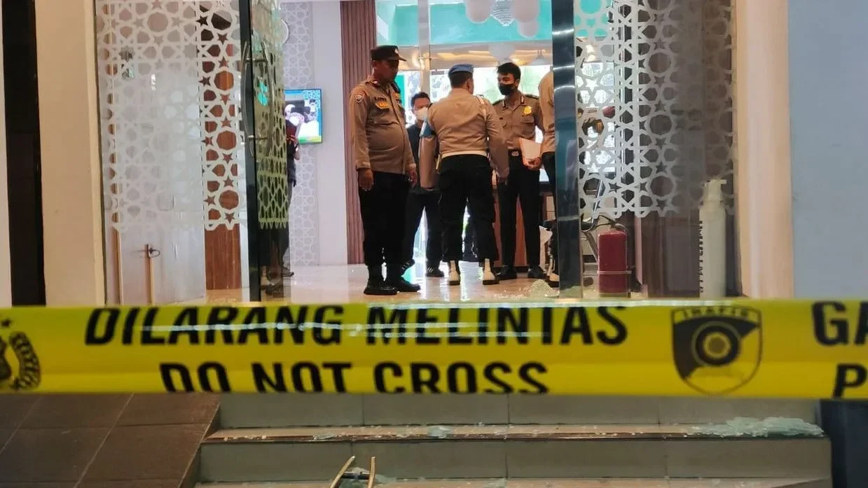 Terkuak! Dalang di Balik Rumor Kematian Aktor Yu Menglong Ditangkap, Klaimnya Bikin Geleng-Geleng Kepala 1 Polisi berjaga di lokasi yang diberi garis polisi setelah penangkapan penyebar hoaks kematian aktor.