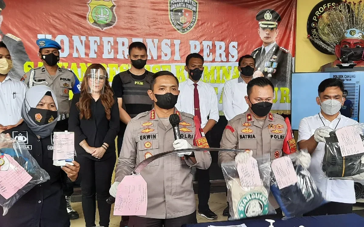 Petugas polisi menggelar konferensi pers, menunjukkan senjata tajam dan barang bukti kasus begal di Jakarta Timur.