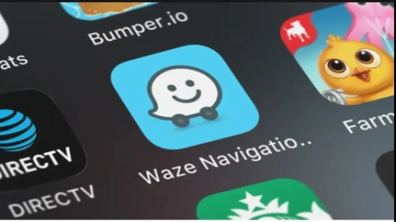 Ikon aplikasi navigasi Waze di layar smartphone, contoh aplikasi populer keseharian.