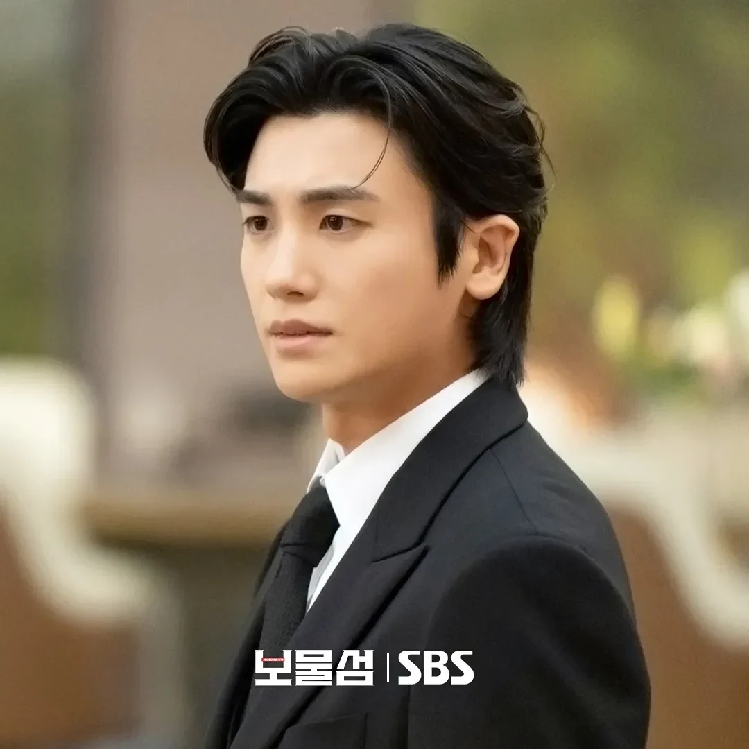 Park Hyung-sik kenakan jas hitam, bantah isu bayaran fantastis.