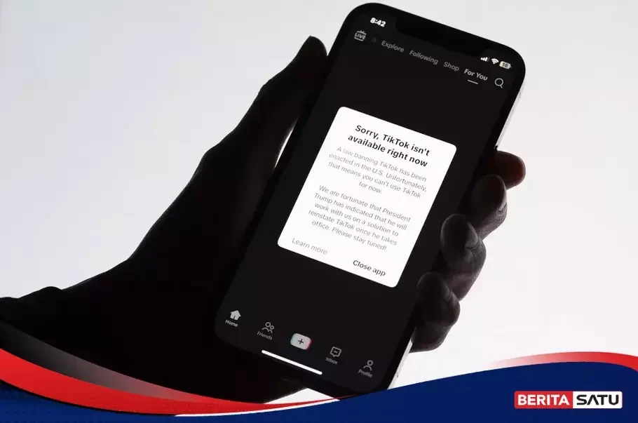 Tampilan layar ponsel menunjukkan notifikasi TikTok tidak tersedia di Amerika Serikat.