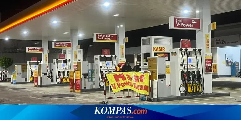 SPBU Shell tutup karena kehabisan stok BBM, terpampang spanduk "V-Power Kosong".