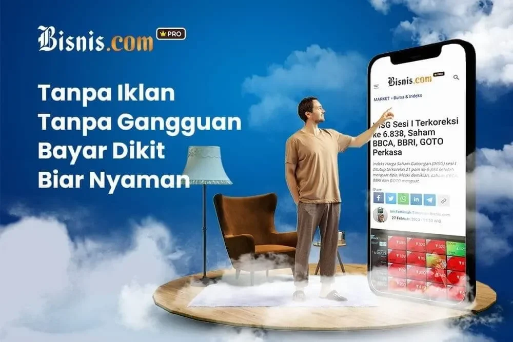 Pria mengakses aplikasi Bisnis.com menampilkan berita pasar modal di ponsel raksasa dengan latar awan.