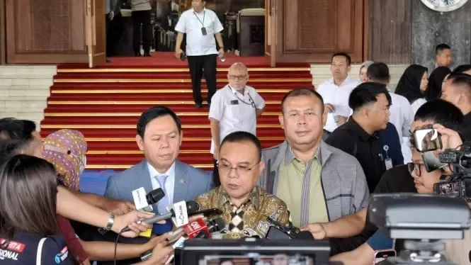 Sufmi Dasco dan rombongan memberikan keterangan pers di hadapan awak media.