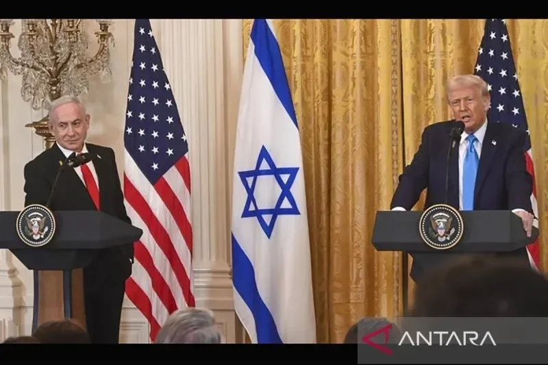Donald Trump bersama Benjamin Netanyahu di hadapan bendera AS dan Israel.
