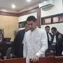 Aktor Jonathan Frizzy berada di ruang sidang Pengadilan Negeri Tangerang.
