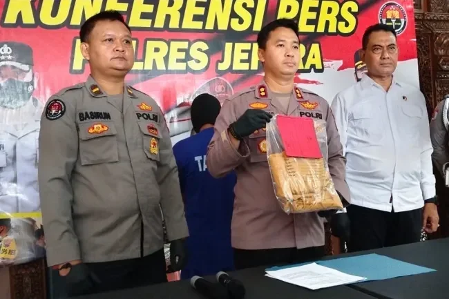 Petugas kepolisian menunjukkan barang bukti kasus pencabulan di Jakarta Timur.