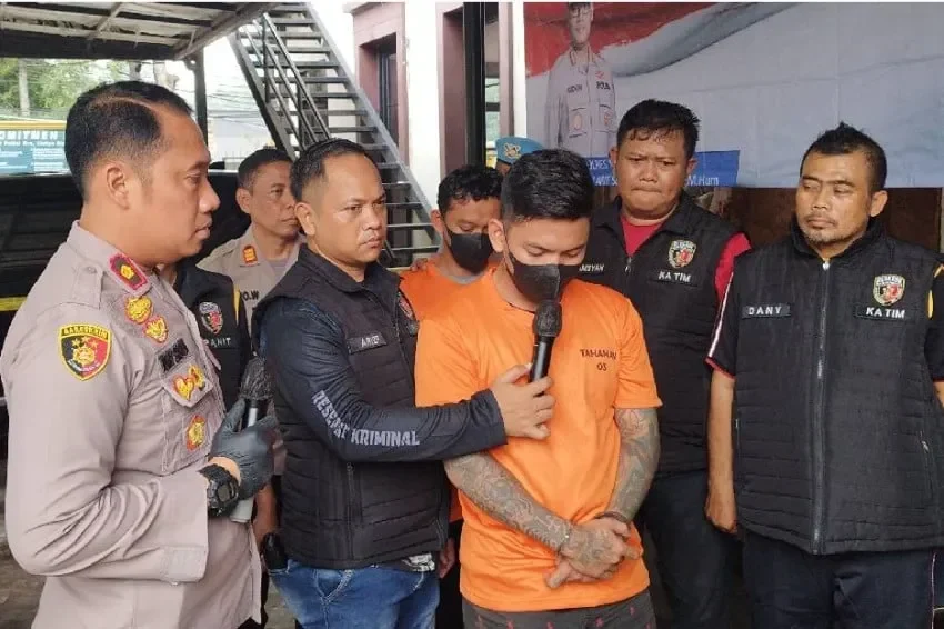Tersangka pencuri ijazah digelandang polisi di Jakarta Utara.