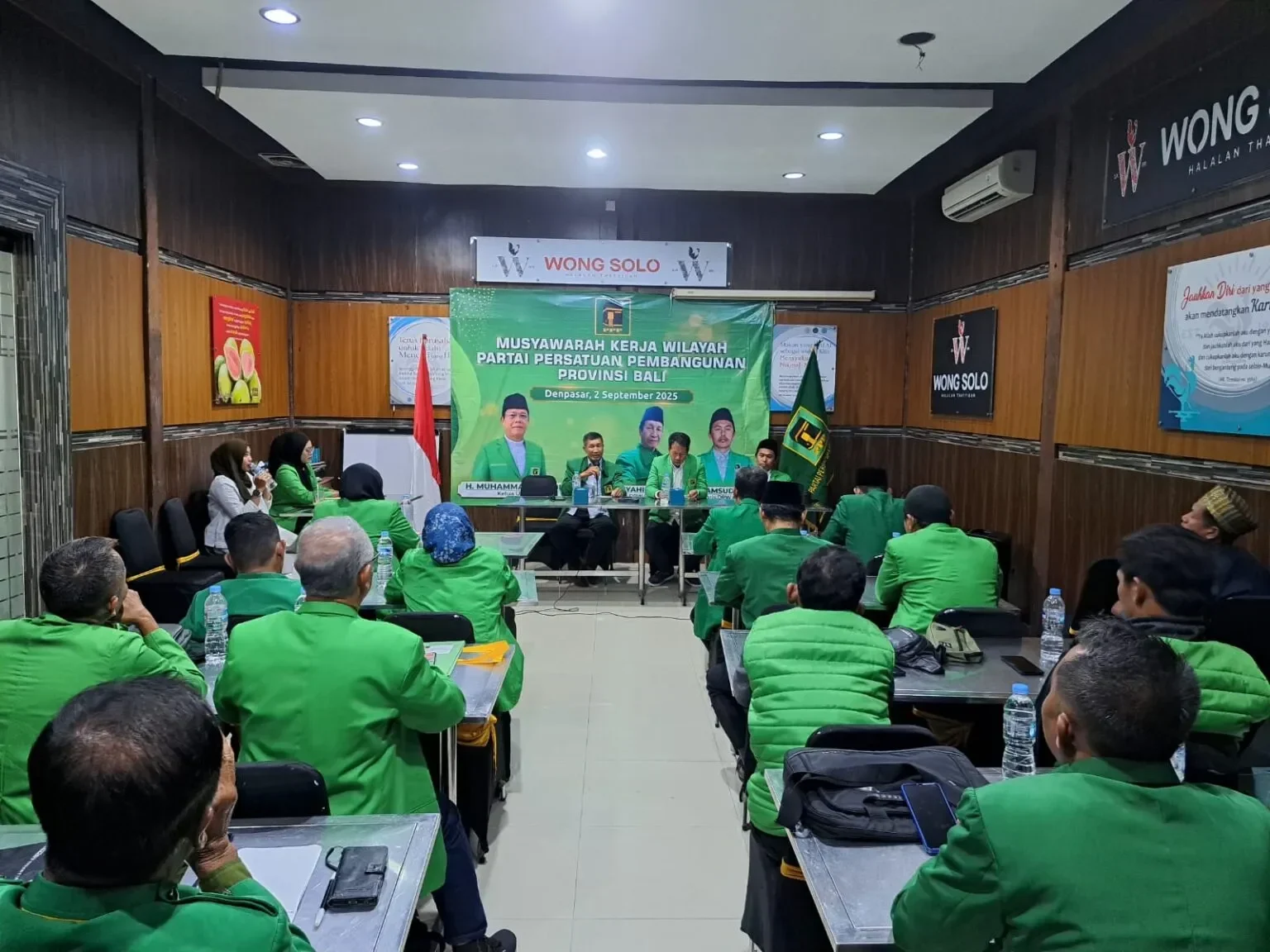 Musyawarah PPP Bali dengan foto Plt Ketua Umum Mardiono di spanduk.