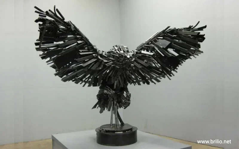 Patung burung hantu dari potongan besi, simbol bahaya limbah radioaktif.