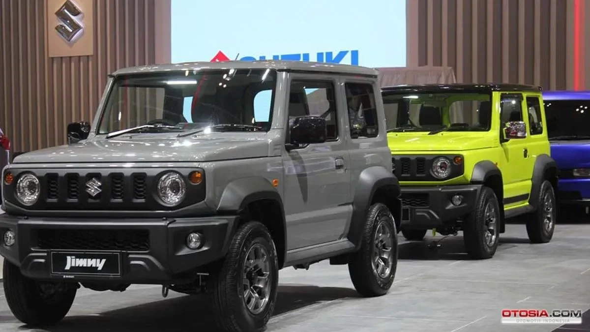 Suzuki Jimny dipajang, menunjukkan perubahan logo korporat terbaru perusahaan.