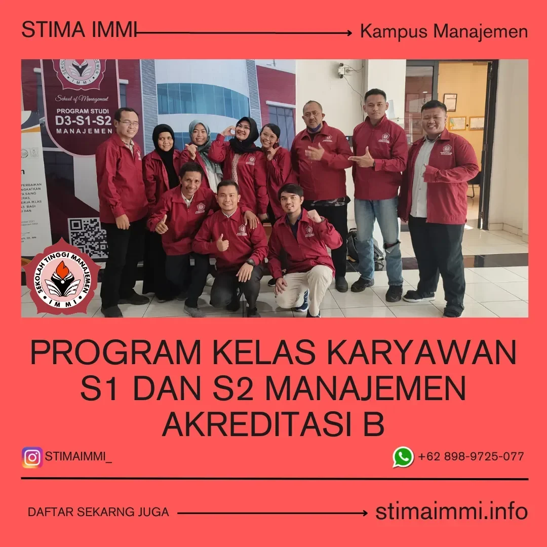Sekelompok profesional tersenyum antusias, siap melanjutkan pendidikan di program kelas karyawan.
