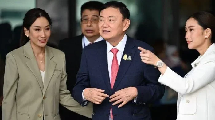 Thaksin Shinawatra didampingi putrinya saat tiba di Thailand, Agustus 2023.