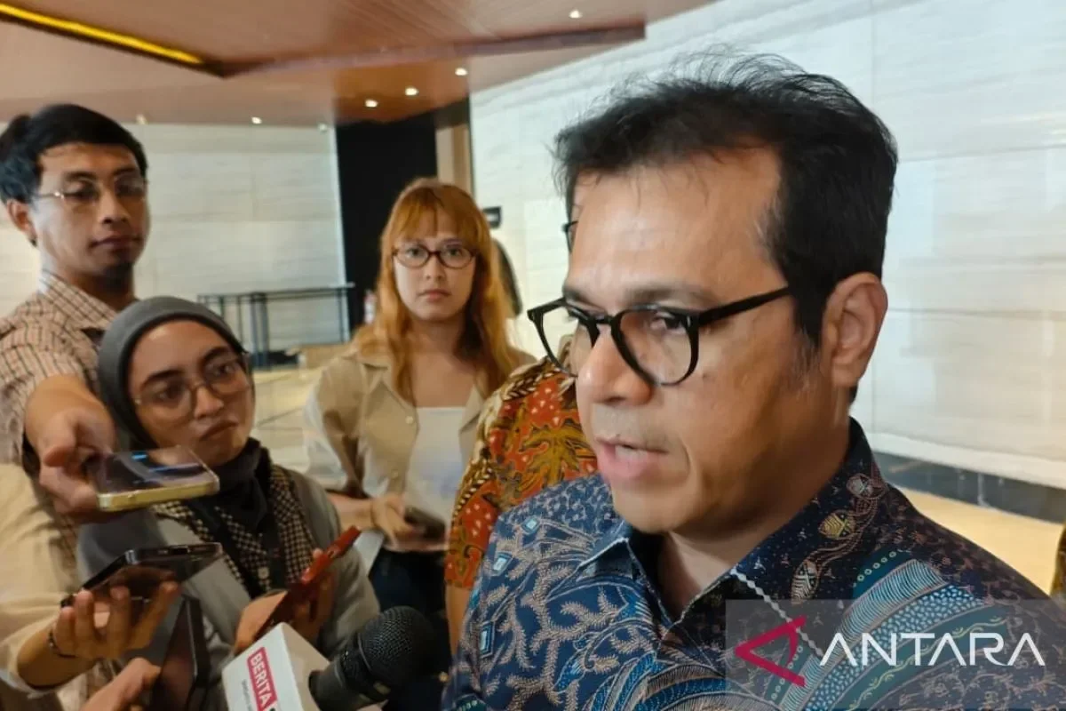 Wakil Menteri Komdigi Nezar Patria menjelaskan progres Perpres Kecerdasan Buatan kepada media.