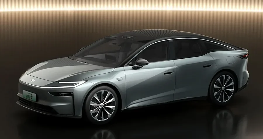 Sedan listrik murni Toyota bZ7 bergaya futuristik dengan warna abu-abu metalik.